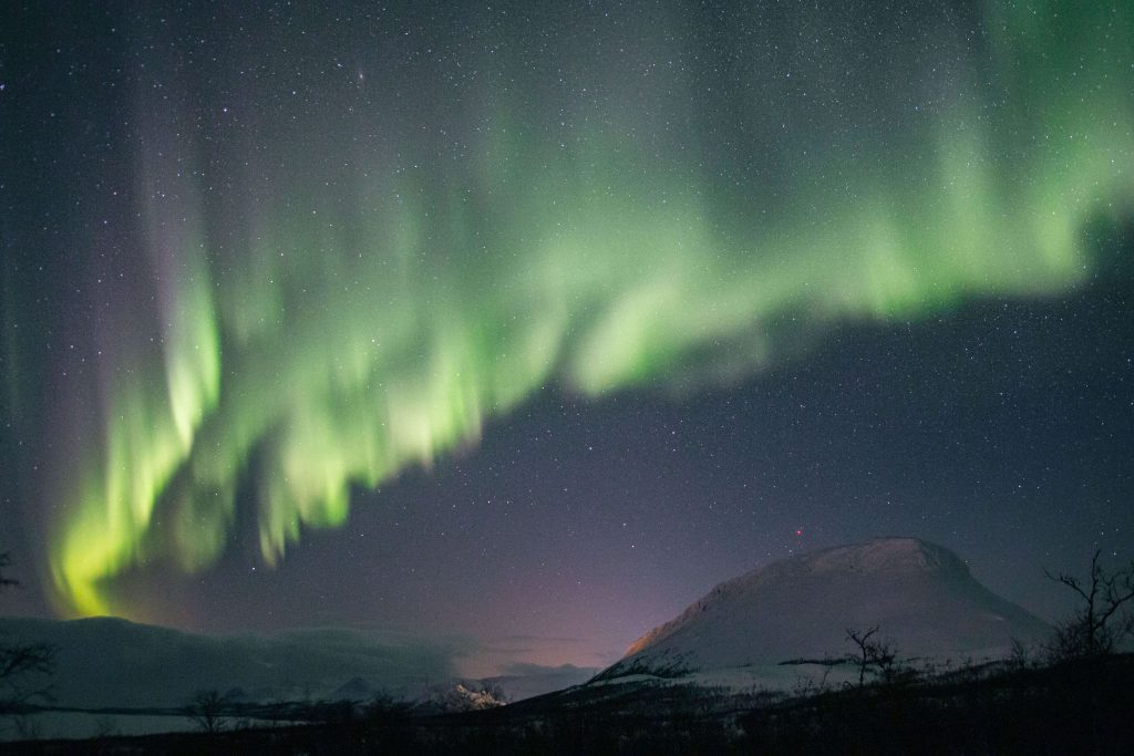 Fotógrafa mineira especialista em 'caçar' aurora boreal faz